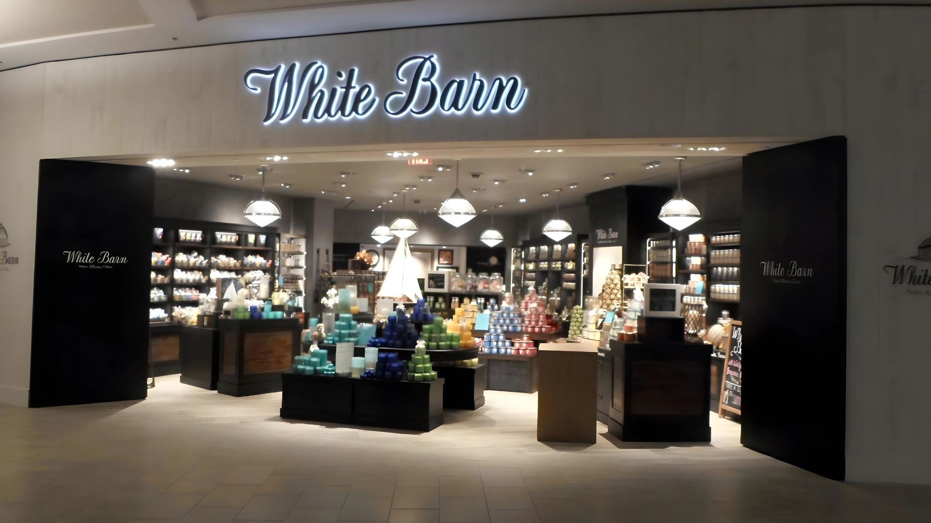 Bath and Body Works Columbus OH Sales Floor Front of Store.jpg